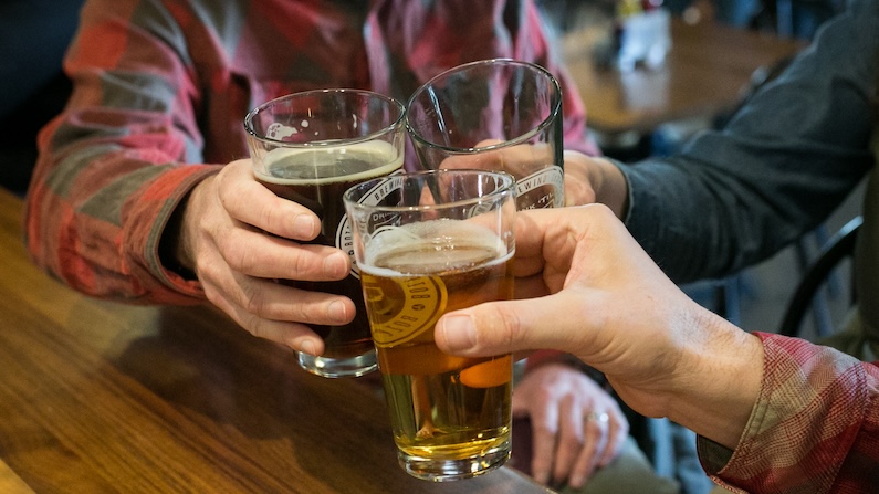 Drinks with Friends at the Slippery Otter__Lauren Anderson Lifestyle Photography