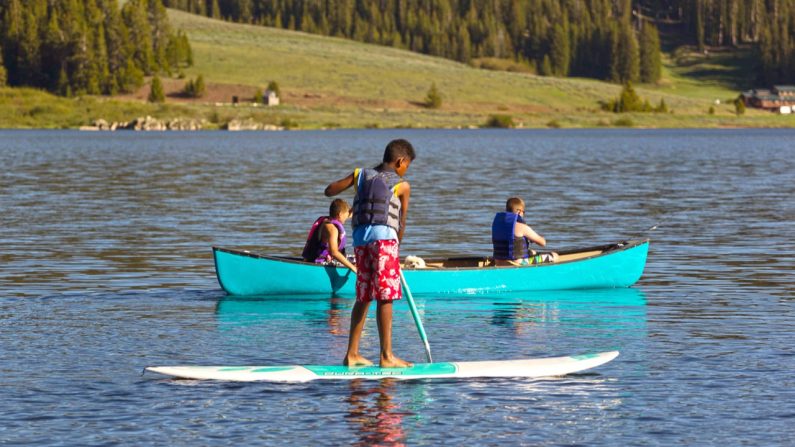 Kids paddling at Meadowlark Lake in Washakie County