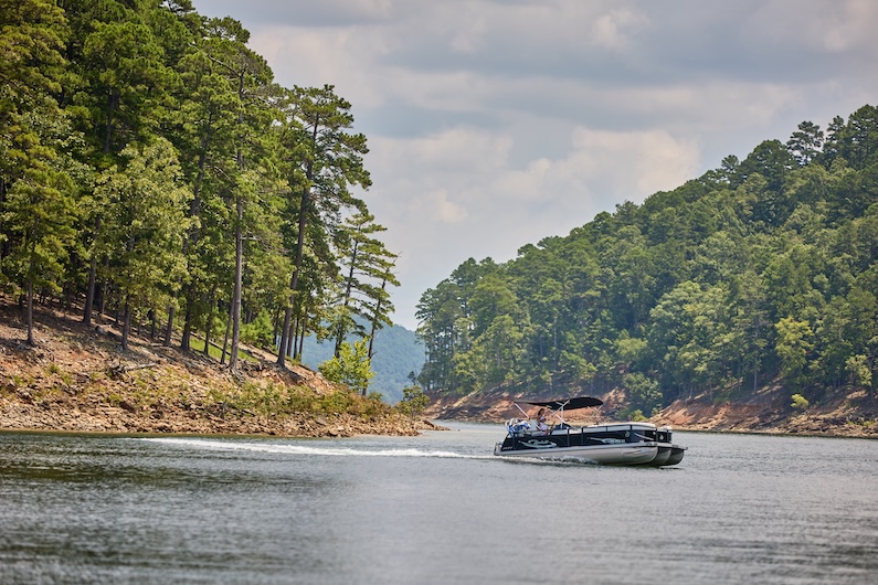 Pontoon boat crossing a lake in Hochatown Oklahoma